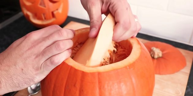 Как вырезать тыкву на Хэллоуин своими руками: выньте мякоть