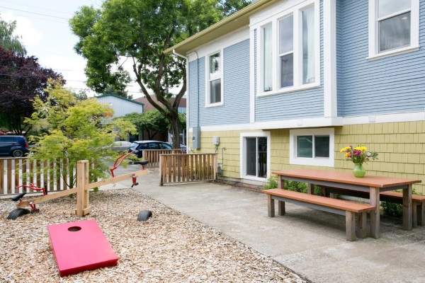Дизайн двора частного дома - фото детской площадки возле дома