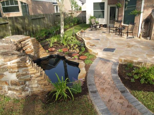 Дизайн двора частного дома с бассейном или искусственным прудом