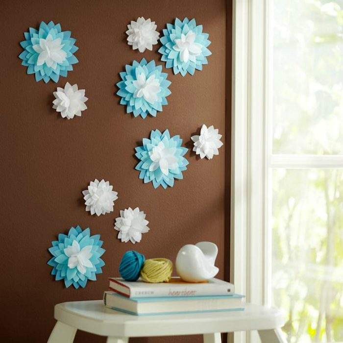 Бумажные цветы своими руками - декор стены на фото интерьера