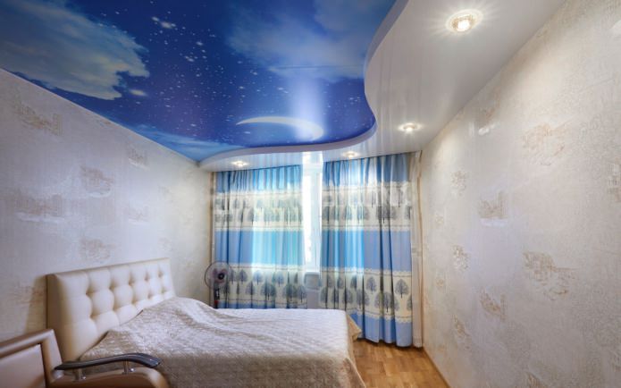 натяжной потолок с фотопечатью в интерьере спальни