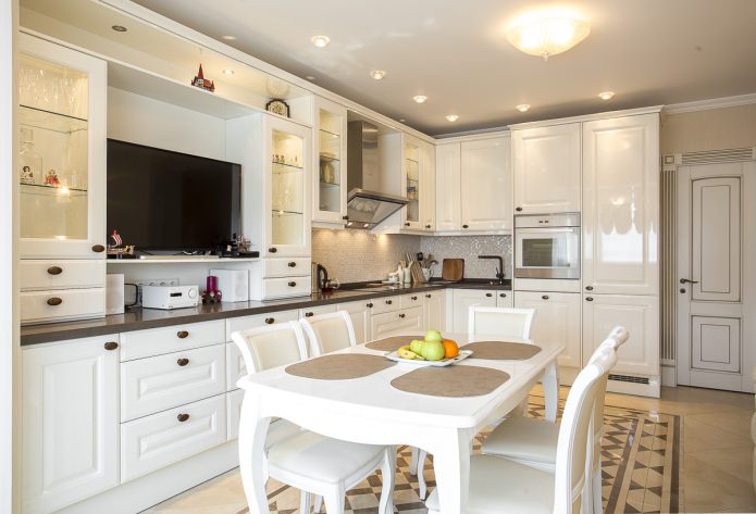 белый кухонный гарнитур со стеклянными вставками