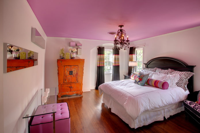 потолок розового цвета в интерьере спальни
