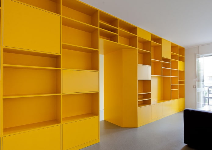 желтый шкаф в виде перегородки в интерьере