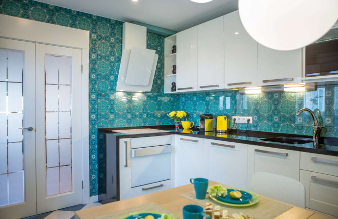 стены бирюзового цвета в интерьере кухни