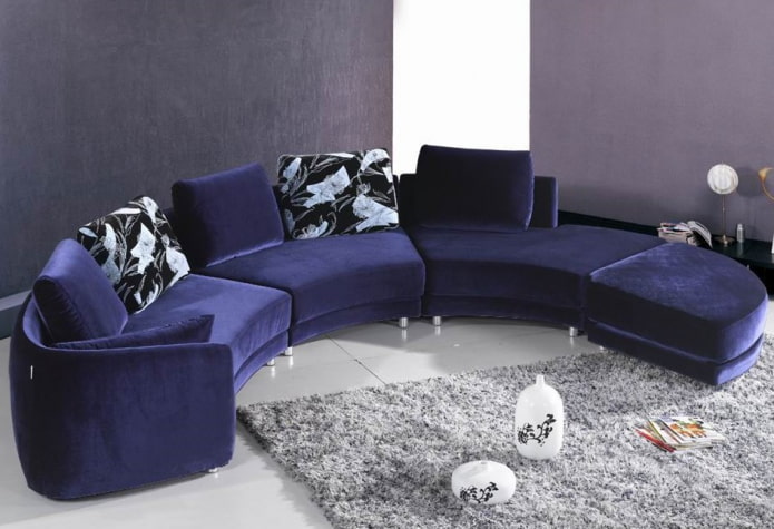 полукруглый диван синего цвета в интерьере