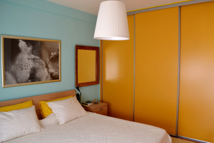 шкаф-купе оранжевого оттенка в интерьере спальни