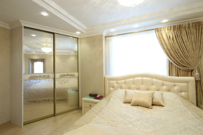 шкаф-купе с зеркальным фасадом в интерьере спальни