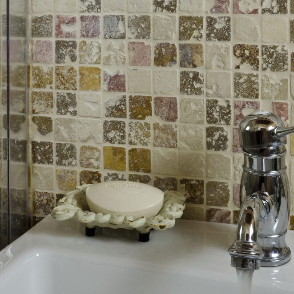Мозаика для ванной комнаты из натурального камня пиксельная