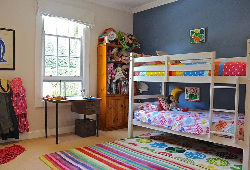 Контрастная отделка стен комнаты для разнополых детей