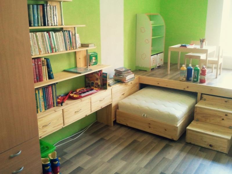 Деревянная выдвижная кровать в детской комнате