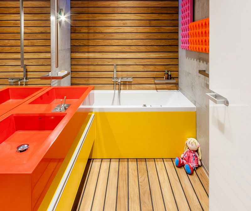 Сочетание красного и желтого цветов в ванной комнате