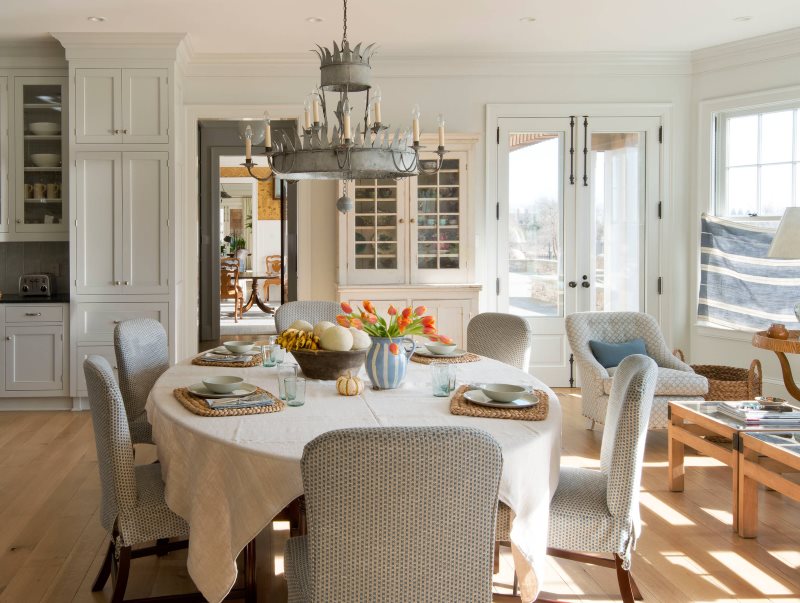 Интерьер классической кухни с белой скатертью на столе