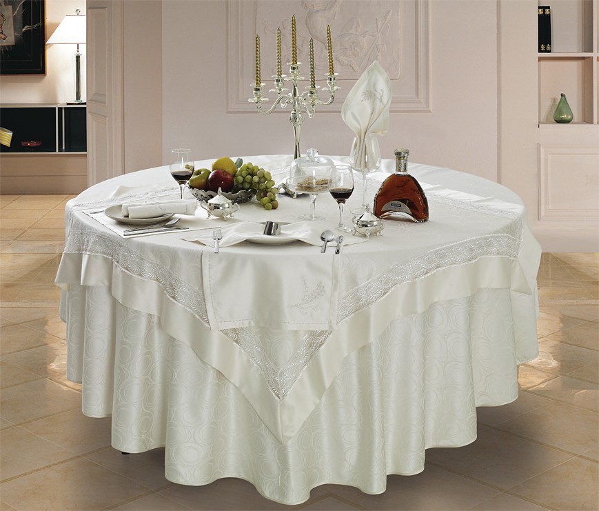 Оформление кухонного стола праздничной скатертью белого цвета