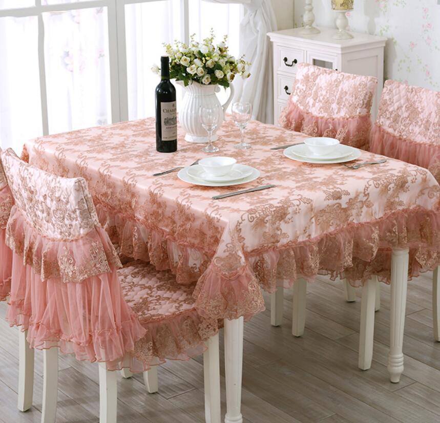 Розовая скатерть из шелка на кухонном столе