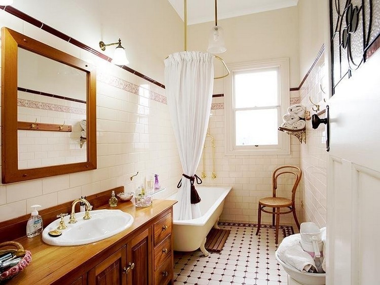 Интерьер узкой ванной комнаты с белыми стенами
