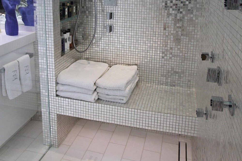 Бетонная полка в ванной с облицовкой мозаикой