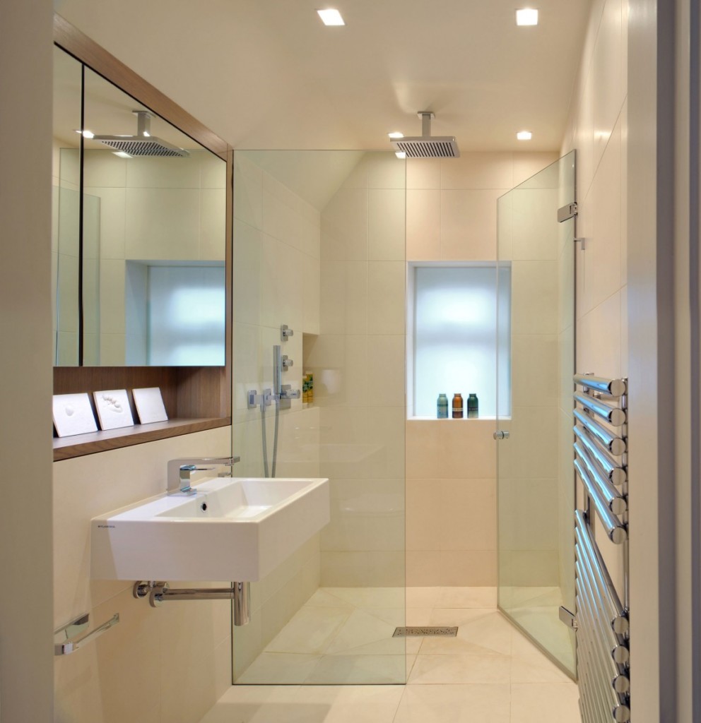 Освещение современной ванной комнаты с душем