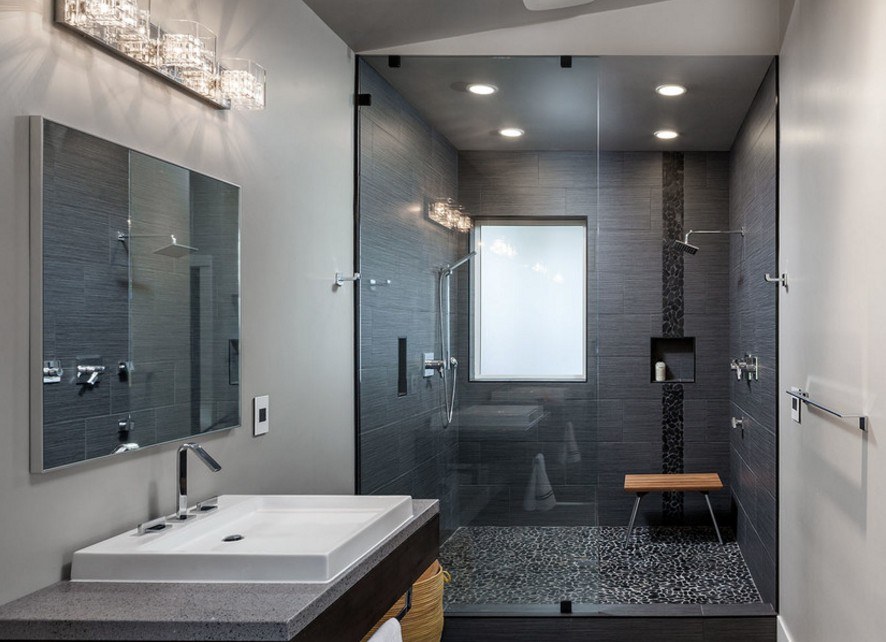 Интерьер ванны с душем в оттенках серого цвета