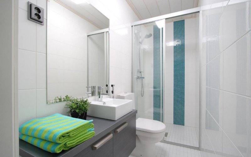 Зеленое полотенце на столешнице в ванной