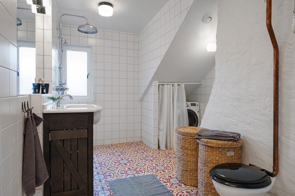 Ванная в мансарде в скандинавском стиле