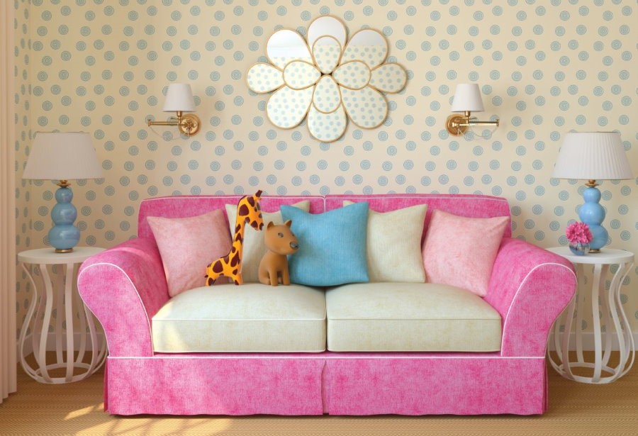 Розовый диван с мягкими подлокотниками
