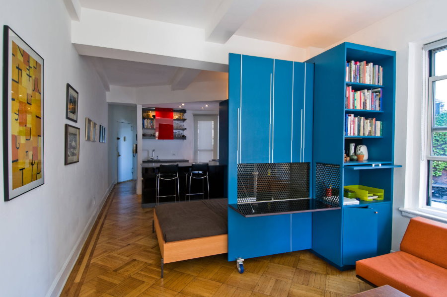 Синий шкаф-трансформер в малогабаритной квартире-студии