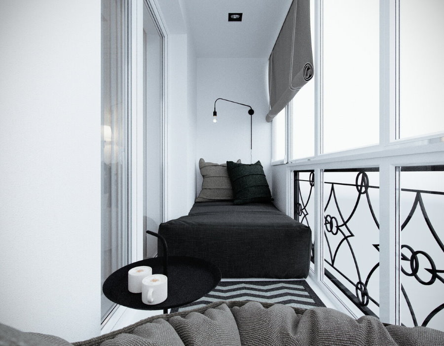 Узкая кровать на панорамном балконе в квартире