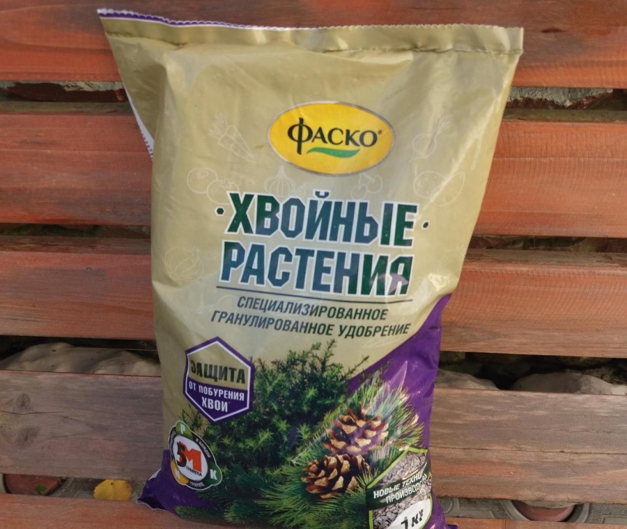 Пакет с удобрением для хвойных растений от фирмы Фаско