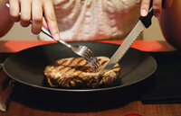 Как резать мясо за столом