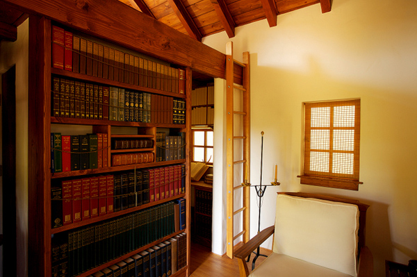 Библиотека в маленьком коттедже Innermost House в Северной Калифорнии