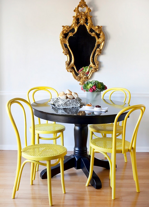 Яркие жёлтые стулья и чёрный обеденный стол