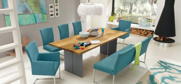 Синие стулья с высокими спинками в интерьере столовой