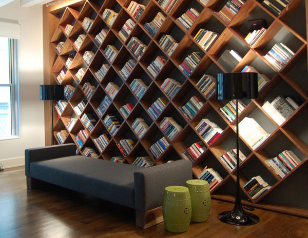 Красивая натуральная древесина и вполне достаточное естественное освещение сопровождают эту домашнюю библиотеку от Owings Companies