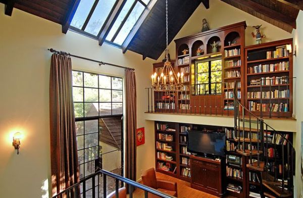 Эргономичная домашняя библиотека под лестницей