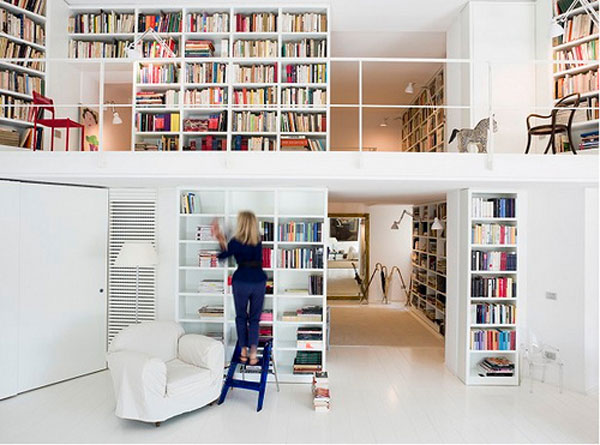 Вдохновляющая домашняя библиотека для тех, кто нуждается в большом количестве полочных мест
