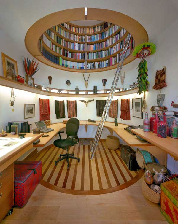 Гигантская современная двухэтажная домашняя библиотека в одном цвете