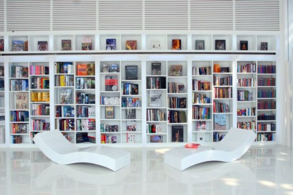 Домашняя библиотека, спроектированная в гигантский телевизор