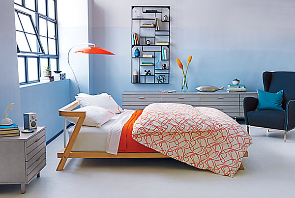 Красочные оранжевые и белые постельные принадлежности 