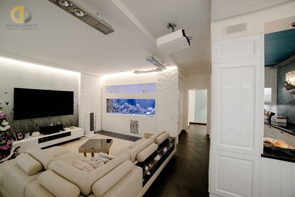 Белая гостиная со встроенным аквариумом и фактурной отделкой
