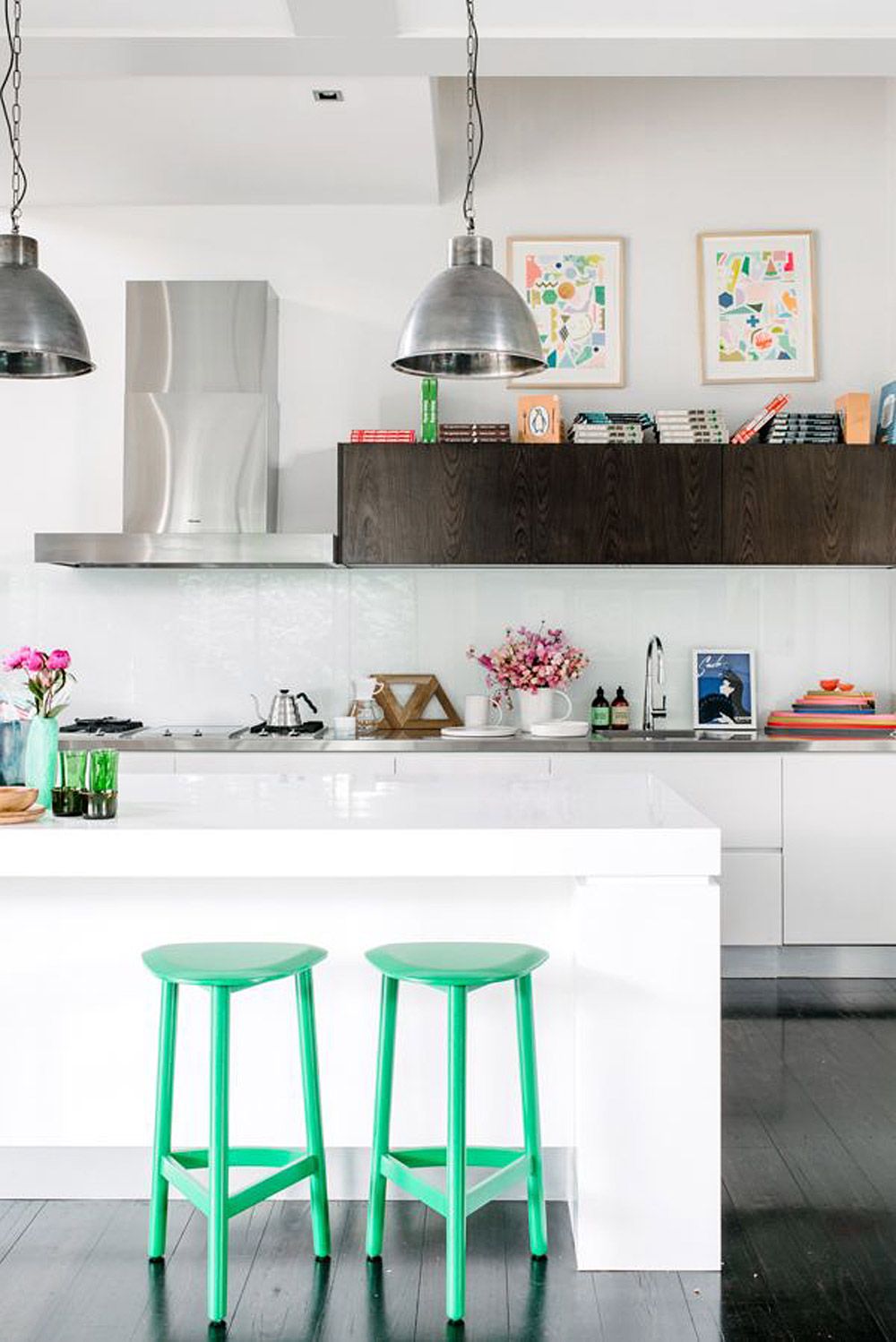 Зеленые барные стулья в интерьере светлой кухни