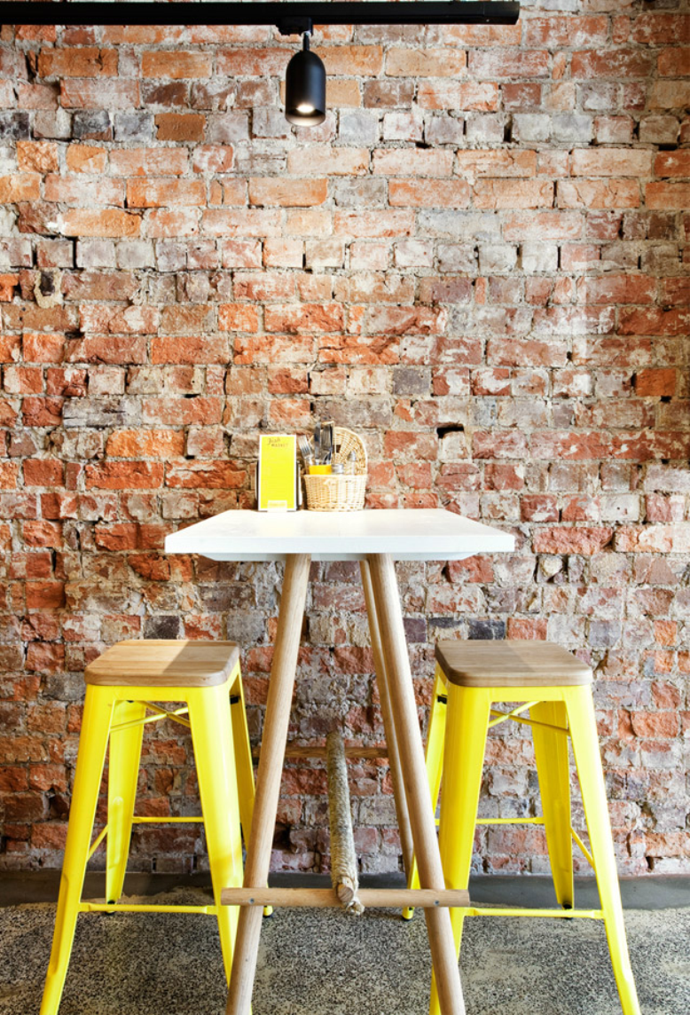 Яркие желтые барные кухонные стулья с деревянным сиденьем