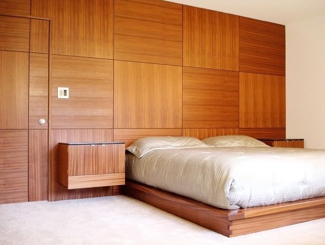 Спальня, отделанная деревянными панелями