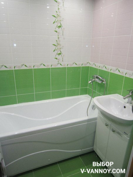 Яркую плитку в небольшой ванной следует дополнить нейтральным оттенком.