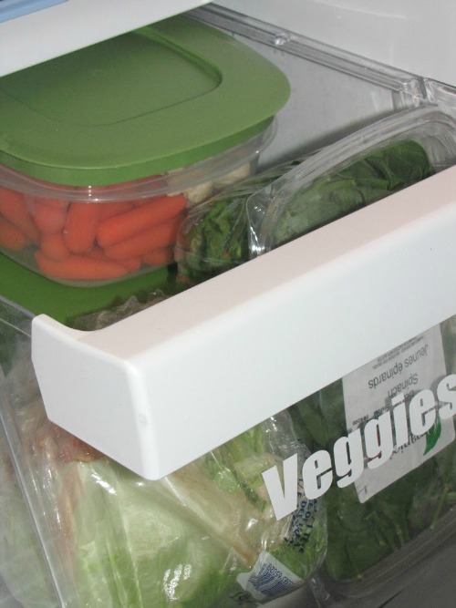 Lots of tips and tricks to help organize your fridge and freezer! // via Clean and Scentsible #kitchenorganization