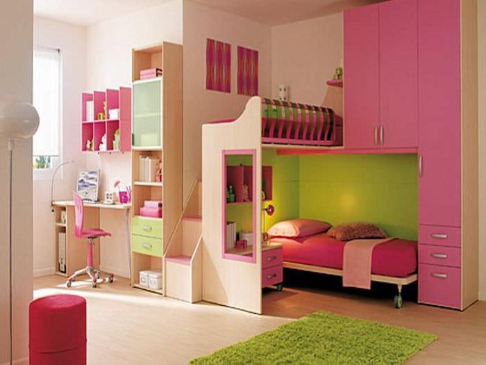 Детская комната с ярким декором 
