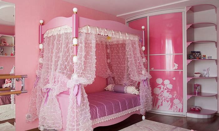 Кровать с балдахином в комнате для девочки