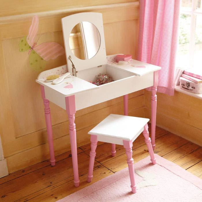 Столик с зеркалом в оформлении детской комнаты девочки