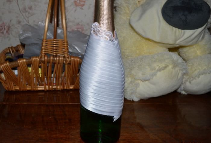 Декор бутылки шампанского для невесты своими руками