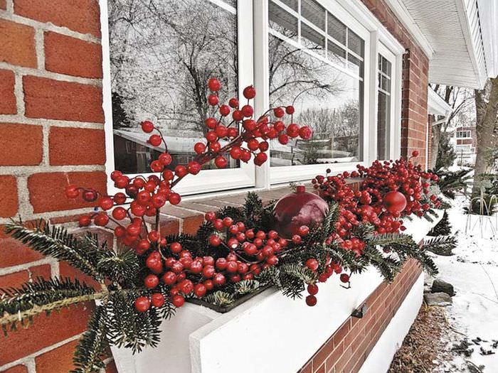 Оформление окна частного дома к рождественским праздникам